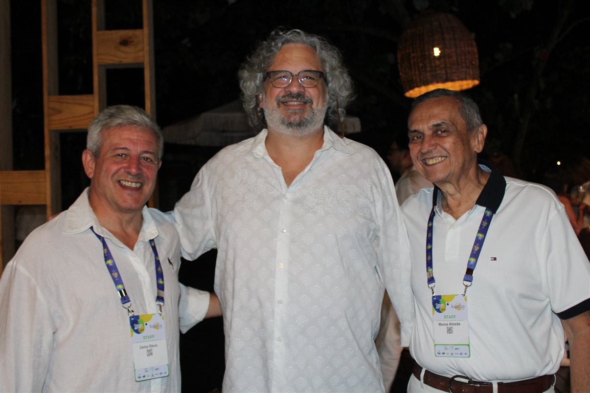 Cadu Guimarães, do Resort Arcobaleno, entre Carlos Siburu e Marcos Almeida, da Itaparica