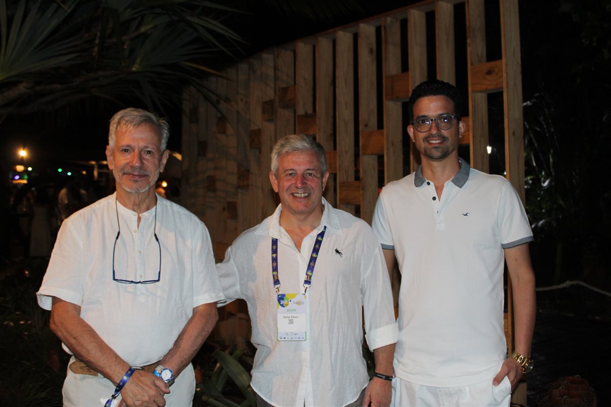 Cadu Guimarães, do Resort Arcobaleno, entre Carlos Siburu e Marcos Almeida, da Itaparica