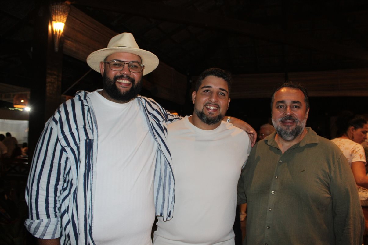 Cadu Guimarães, do Resort Arcobaleno, entre Carlos Siburu e Marcos Almeida, da Itaparica