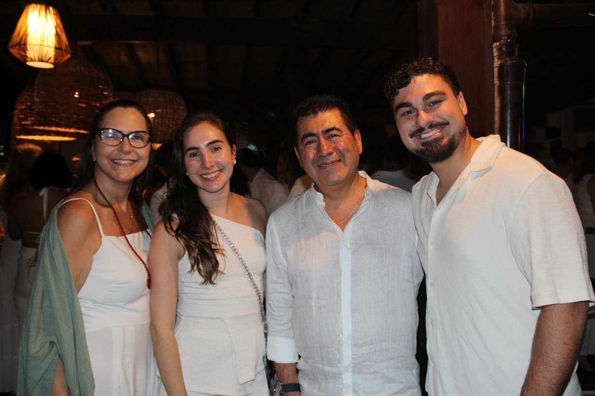 Cadu Guimarães, do Resort Arcobaleno, entre Carlos Siburu e Marcos Almeida, da Itaparica