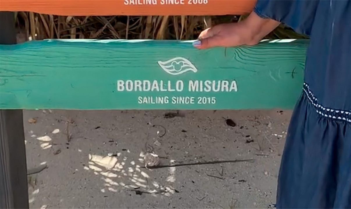 Sobrenomes de Luciana gravados na ilha