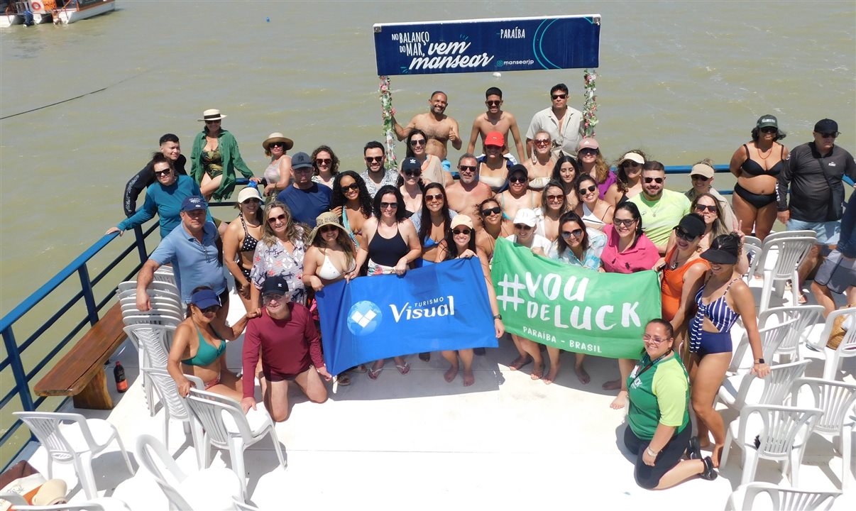 Agentes de viagens junto ao time da Visual Turismo e da Luck Receptivo no passeio de catamarã