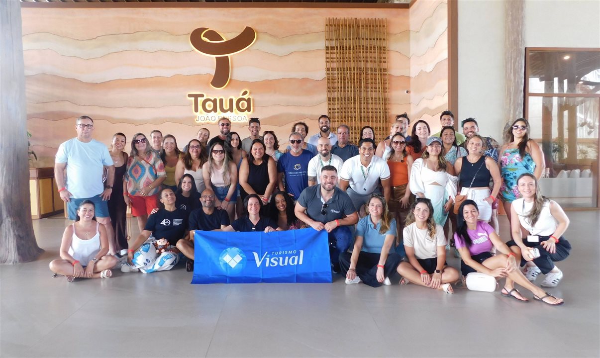 Agentes de viagens do famtur junto à equipe da Visual Turismo e do Tauá na recepção do resort