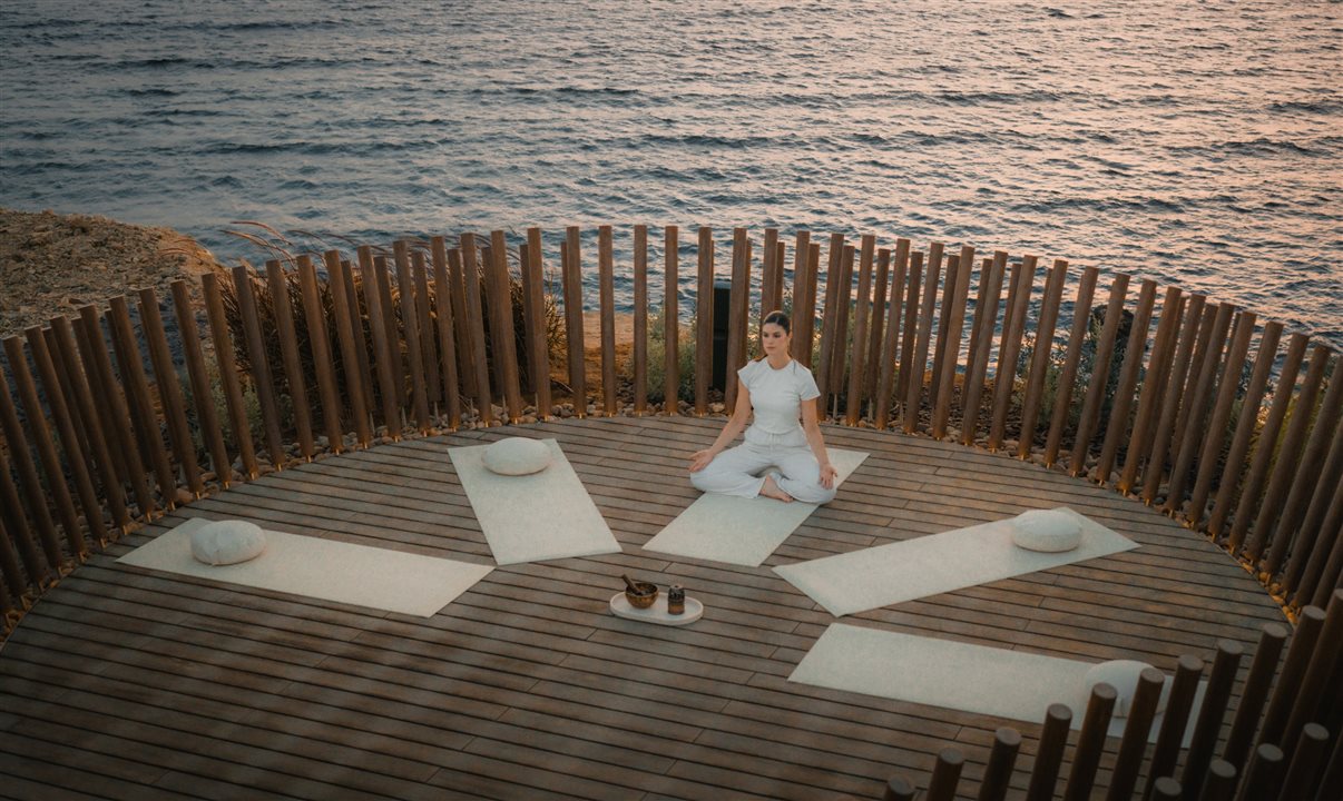Hóspedes podem fazer yoga ao ar livre
