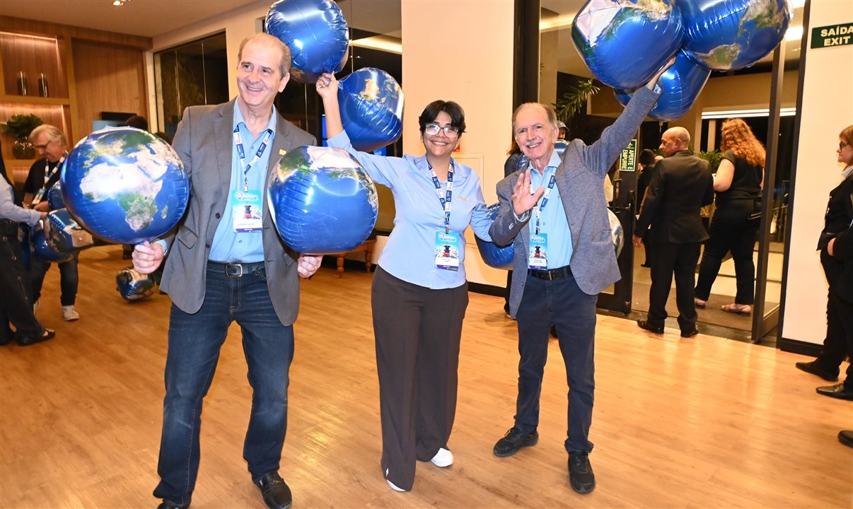 Normando Pierini, Angelica Santos e Antônio Sérgio, da Avirrp, recepcionam os agentes
