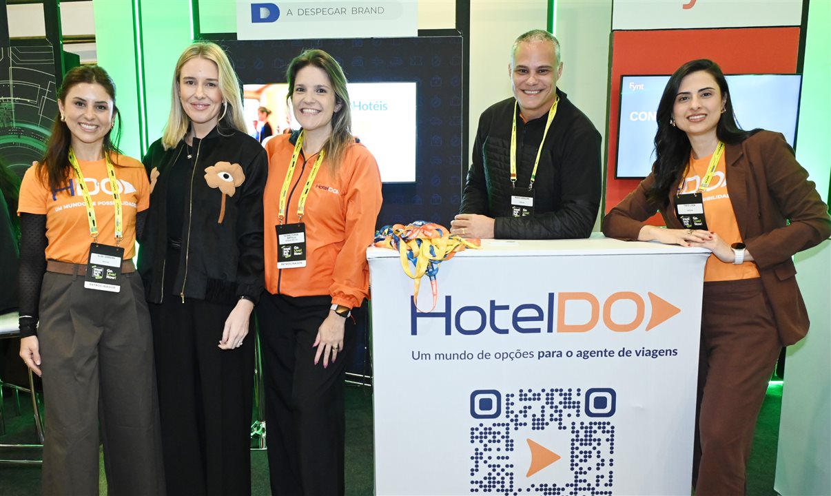 Rafaela Rezende, CEO da Decolar, com Aline Sobreira, Tatiane Bertolla, Marcio Nogueira e Thays Livon, da HotelDO