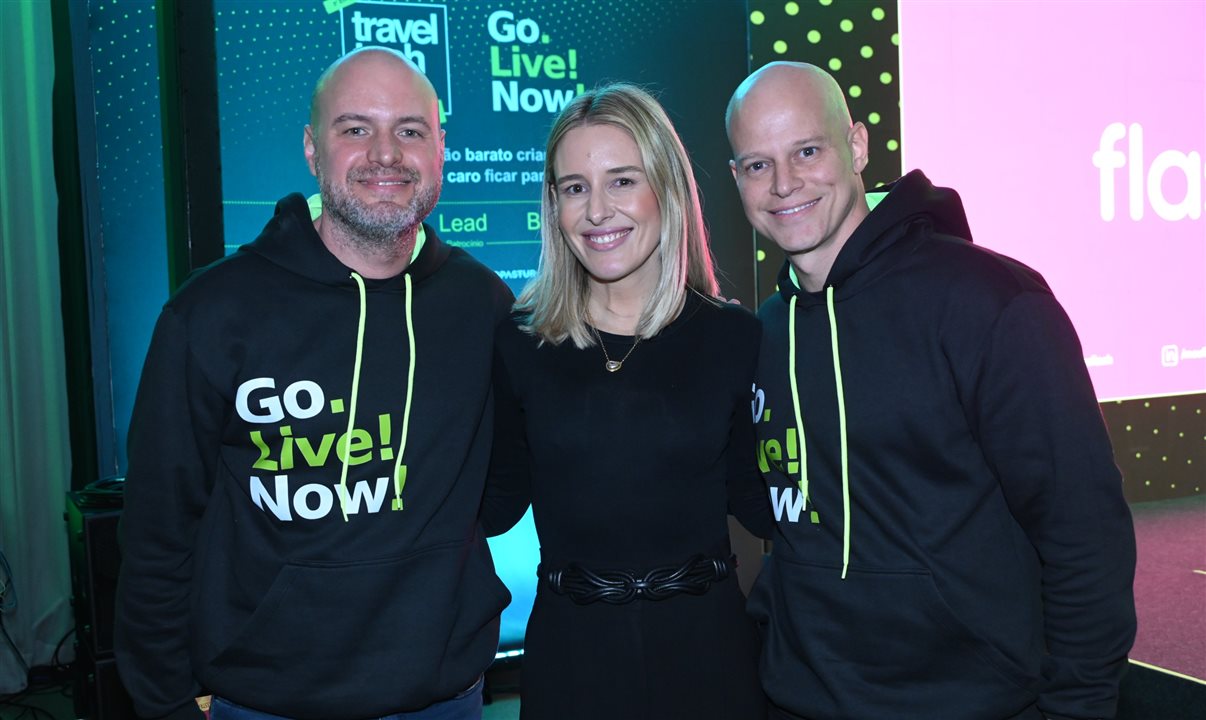 Rafaela Rezende, da Decolar, entre Alexandre Cordeiro e José Guilherme Alcorta