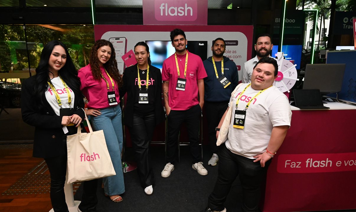 A equipe da Flash interagiu com participantes no Travel Tech Hub Day 2026