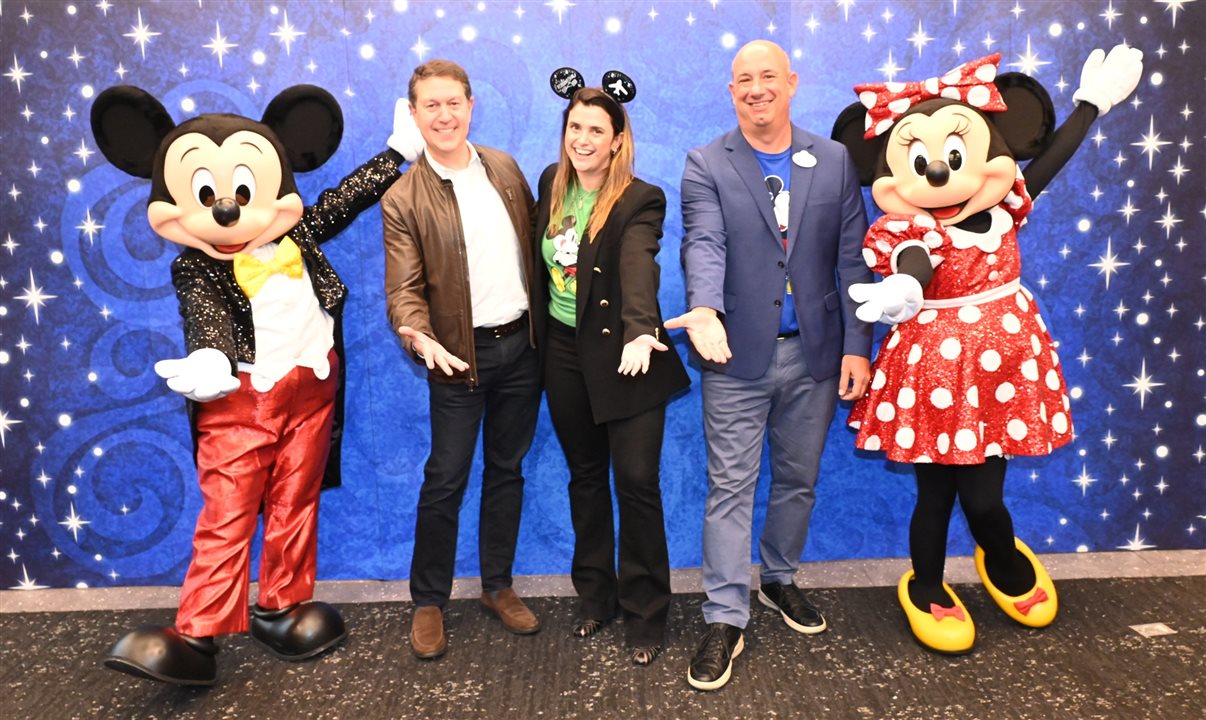 Daniel Bicudo e Giulliana Mesquita, da Azul, com Alexander Haim, da Disney