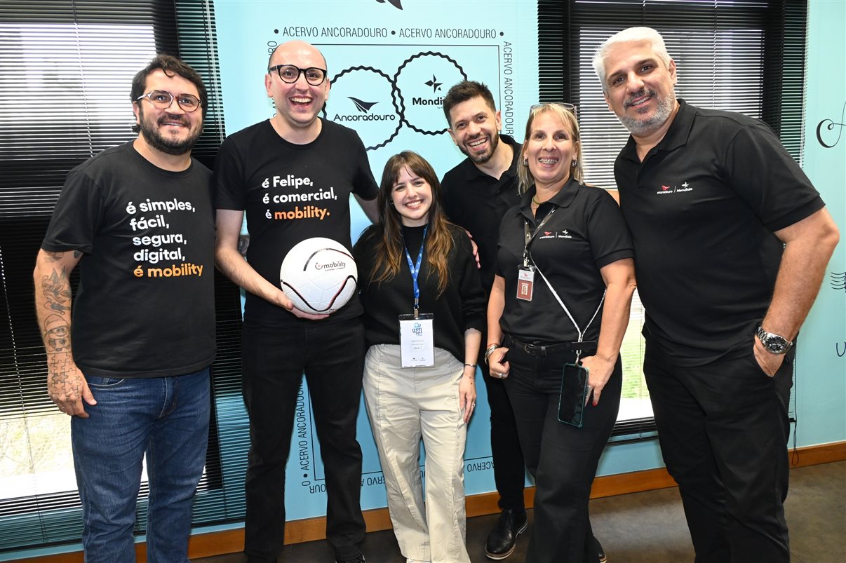 Larissa Pavan, da Pandora, ao centro, foi a vencedora da campanha de vendas da Ancoradouro em parceria com a Mobility. Também na foto: Artur Oliveira e Felipe Becker, da Mobility, João Pin, Andrea e Marcelo Rolim, da Ancoradouro