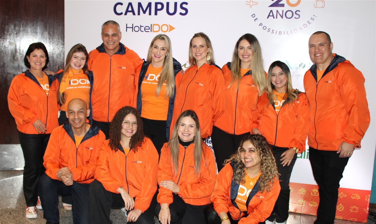 Marcio Nogueira com a equipe da HotelDO
