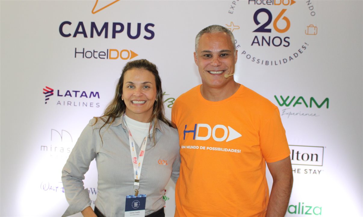 Carina Tosello, executiva comercial da Gol, com Márcio Nogueira, da HotelDO