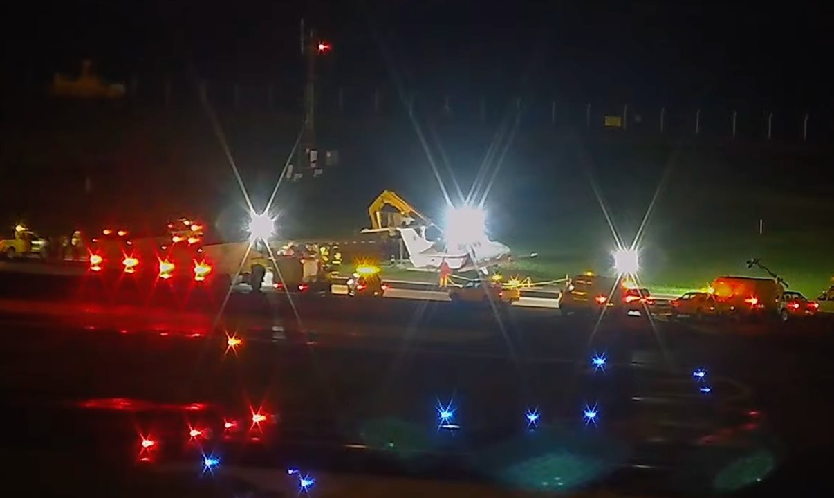 Infraero segue trabalhando para retirar a aeronave do gramado do Santos Dumont