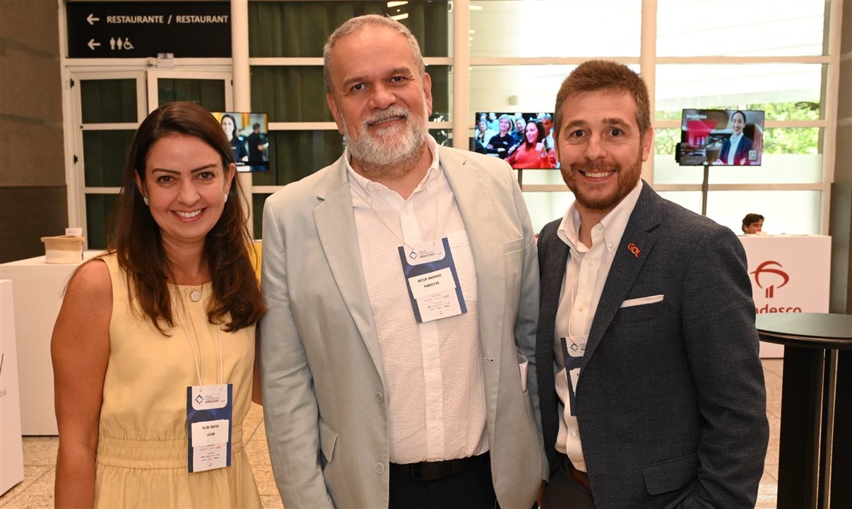 Aline Mafra, da Latam, Artur Andrade, da PANROTAS, e Danillo Barbizan, da Gol