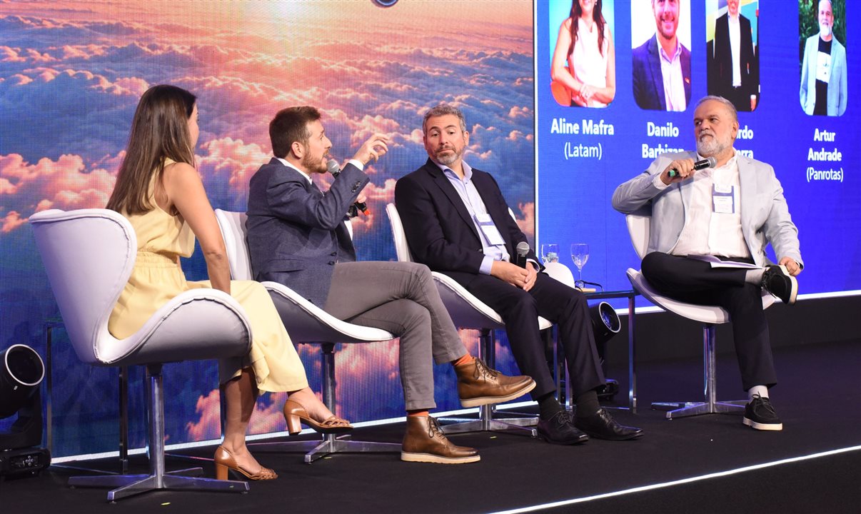 Aline Mafra (Latam Brasil), Danillo Barbizan (Gol), Ricardo Bezerra (Azul) e Artur Luiz Andrade (PANROTAS)
