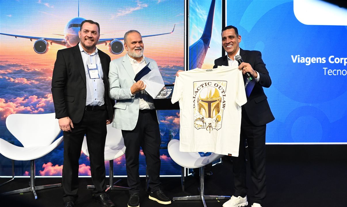 Artur Luiz Andrade recebe homenagem de Douglas Camargo e Siderley Santos, da Abracorp