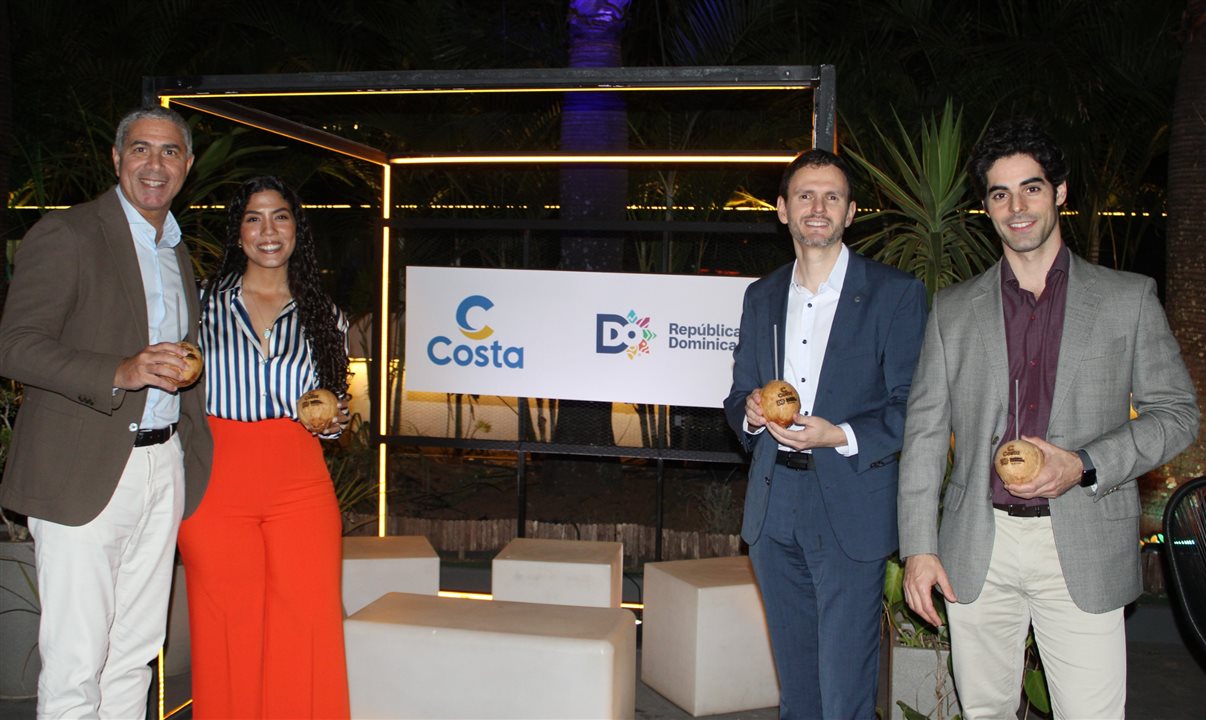 Dario Rustico e Ruy Ribeiro, da Costa Cruzeiros, com Camila Goico e Gabriel Cruz, do Turismo da República Dominicana