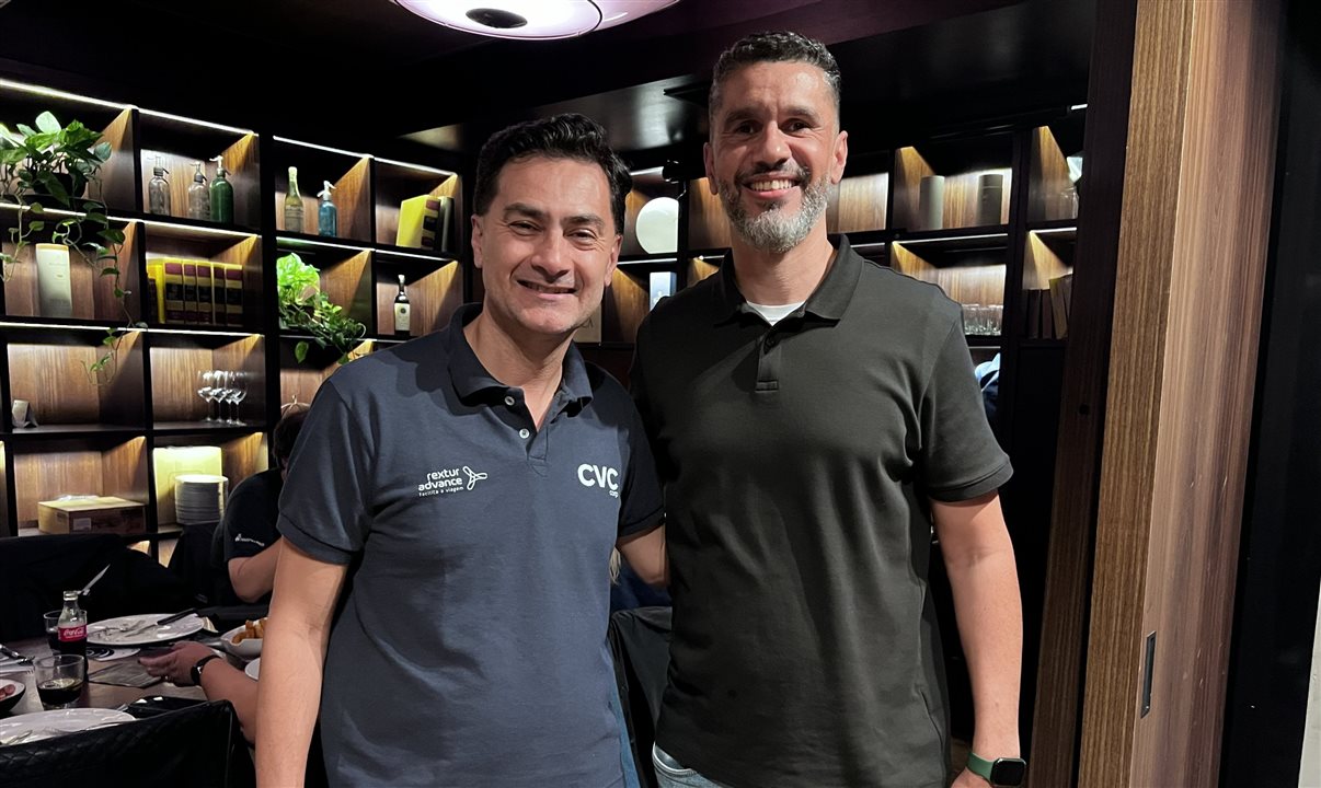 Marcelo Sacchitiello ao lado do promovido Rogério Mateus, agora supervisor do núcleo de Atendimento Concierge