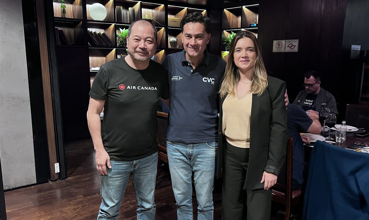 Marcelo Sacchitiello, da RexturAdvance, entre Giancarlo Takegawa, diretor geral da AirCanada no Brasil, e Lohanna De Pietro, representante de vendas na AirCanada