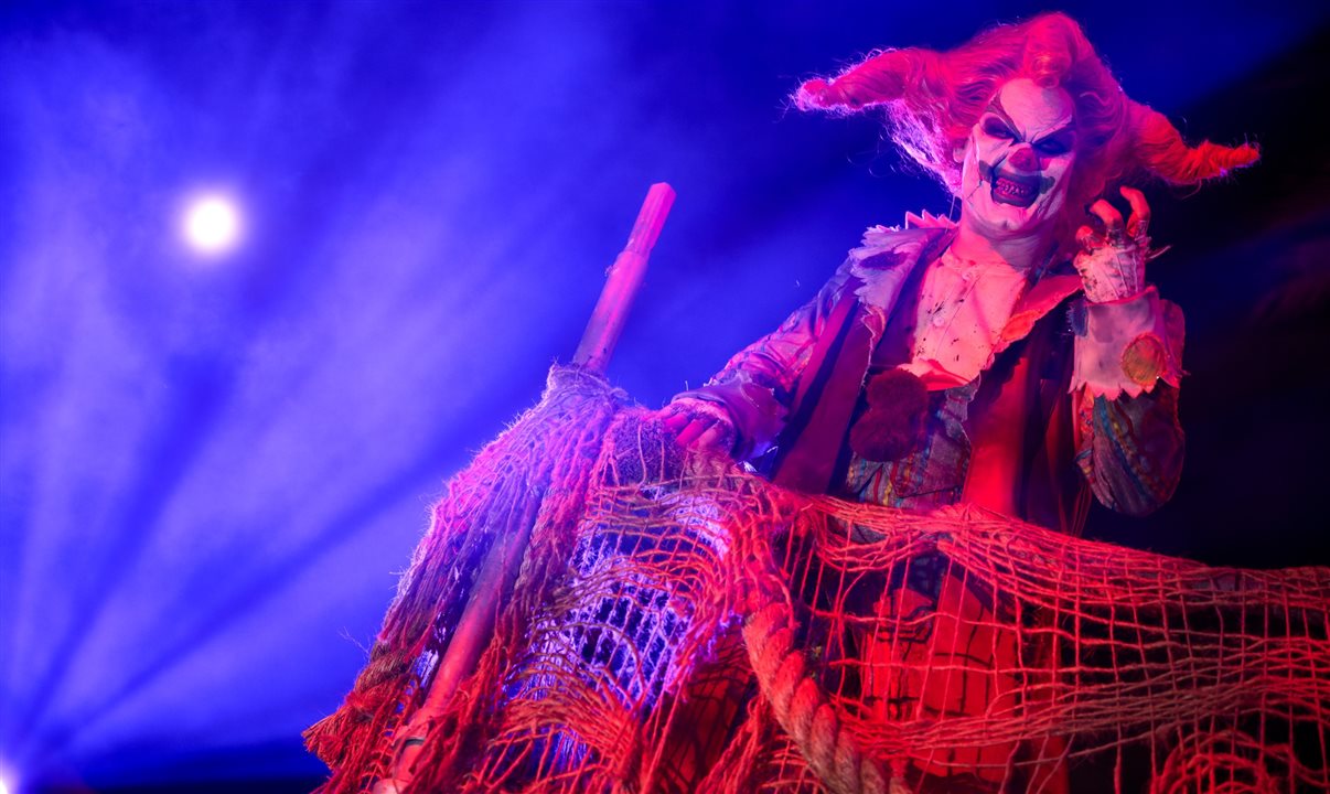 Infernal Carnival of Nightmares: Jack the Clown e Dr. Oddfellow convidam os visitantes a entrar em um espetáculo sinistro