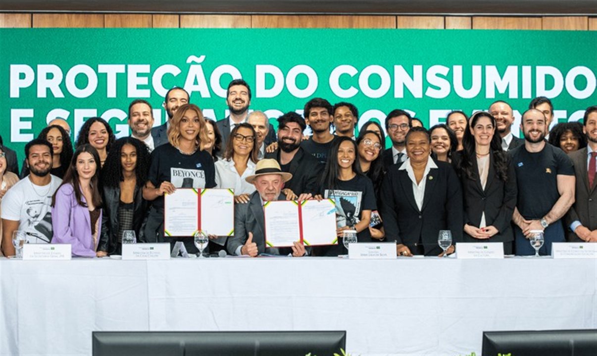 Presidente Lula com representantes da sociedade civil e comunidades de fãs