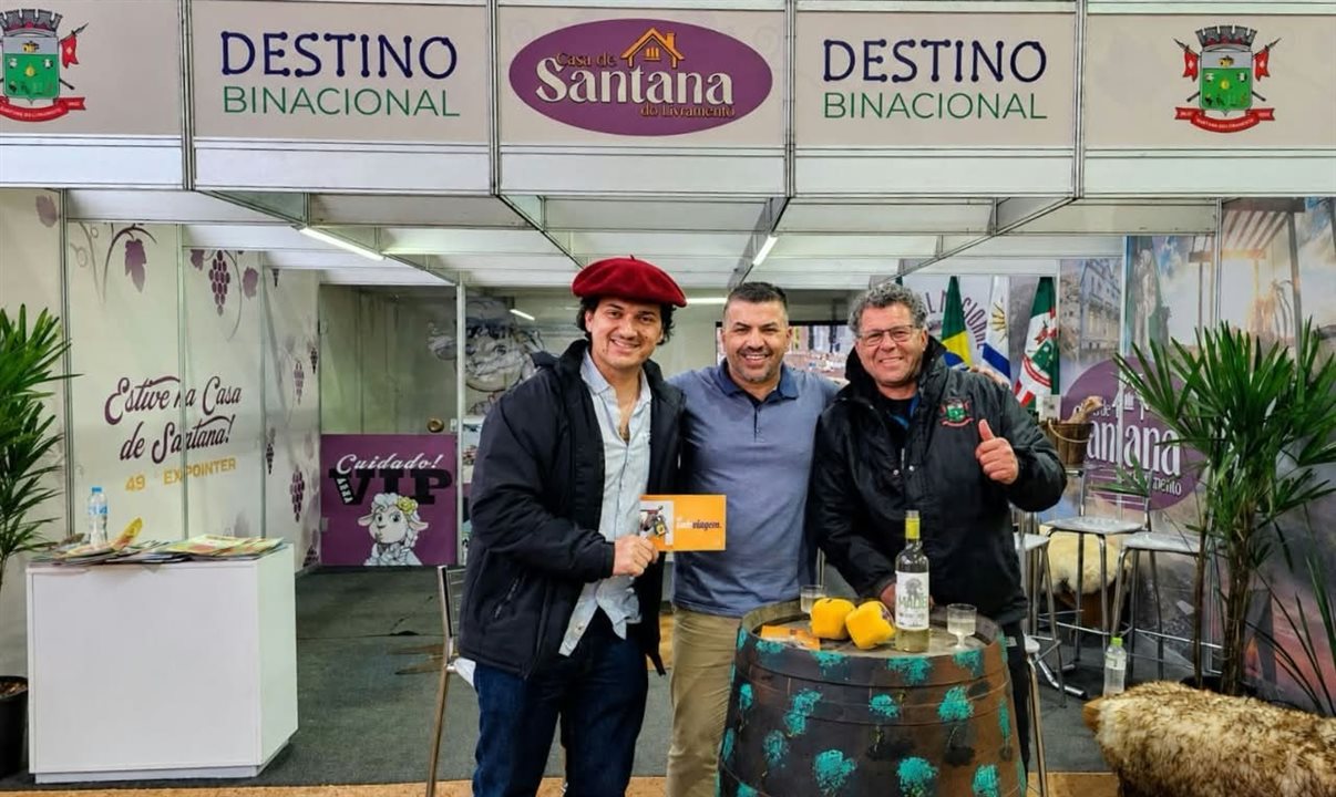 Fabiano Falcão Paré entre Matheus Medina, secretário de Turismo de Santana do Livramento, e Amir Saleh, Diretor de Ecoturismo e Turismo Rural do destino
