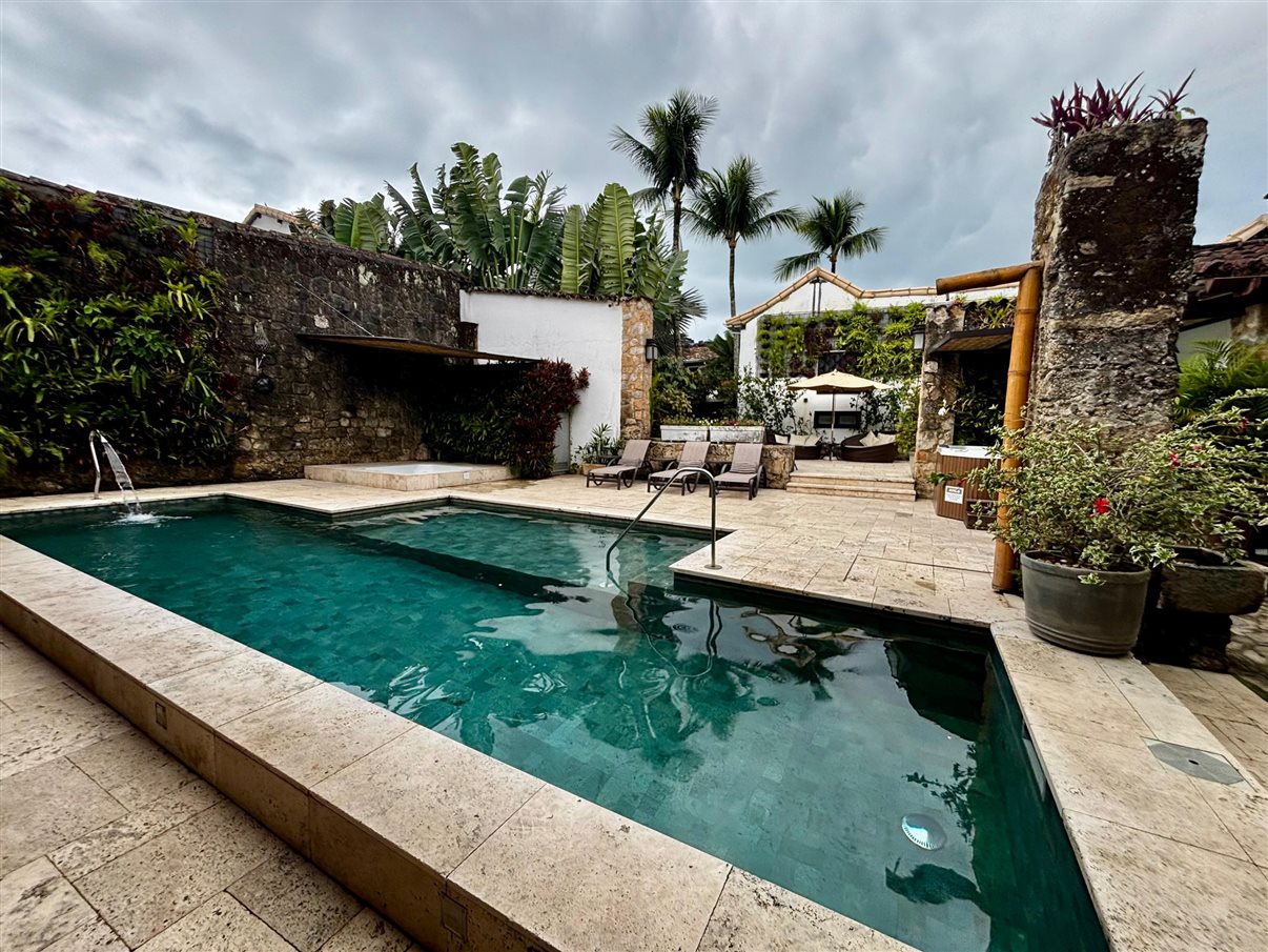 A piscina principal com o bar Apothekario ao fundo
