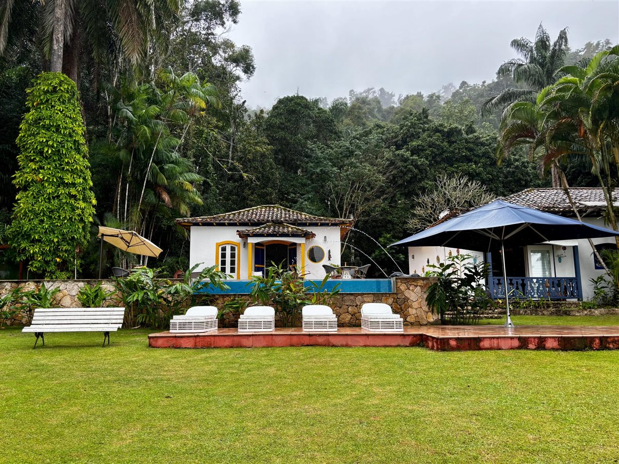 A villa tem piscina, academia e sauna entre o mar e a Mata Atlântica
