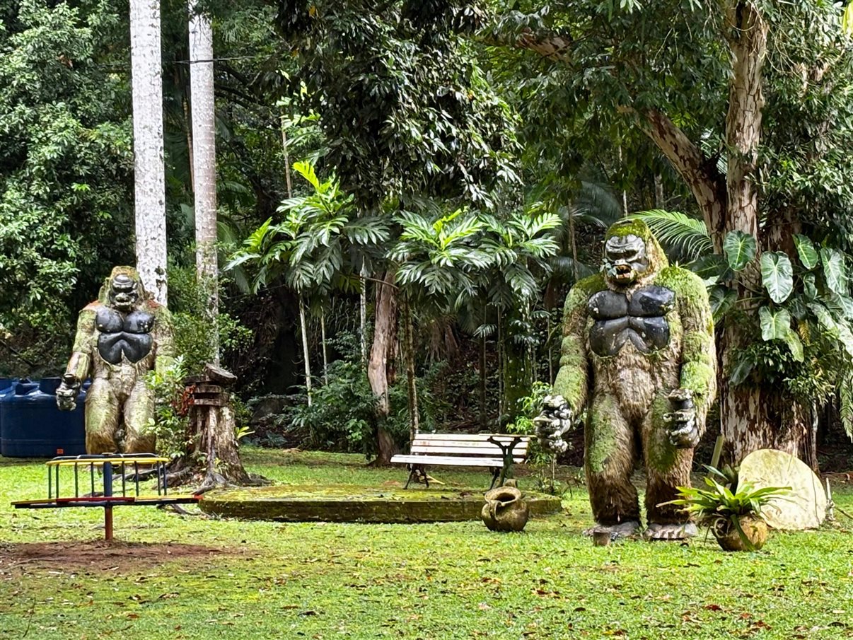 Os gorilas promocionais de “King Kong” no jardim