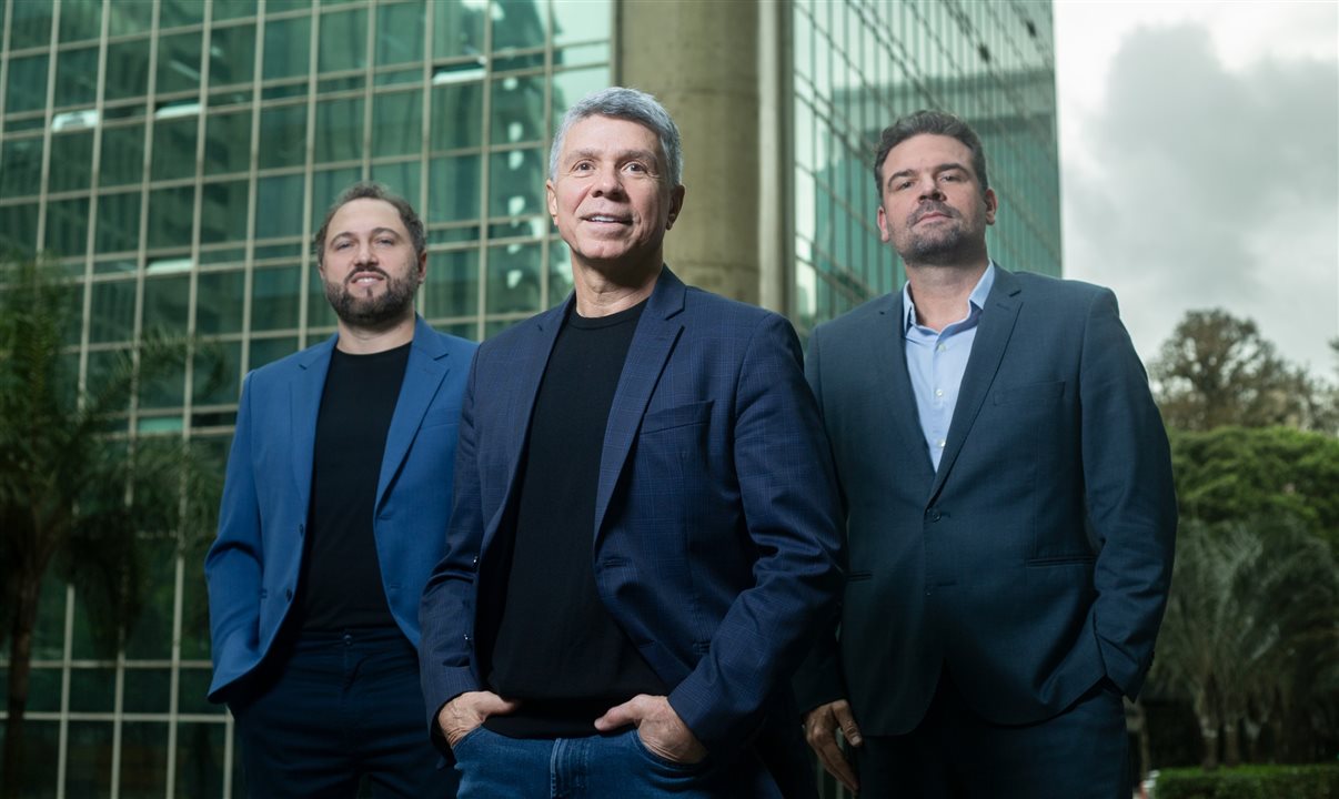 Beto Caputo entre Gabriel Fumagalli e Paulo Mélega
