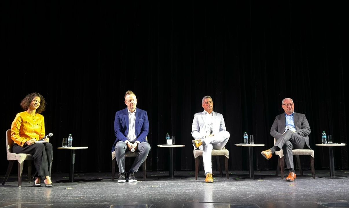 Julie Valeriote, John Chernesky, Joel Garcia e Mark Kansley, da NCL