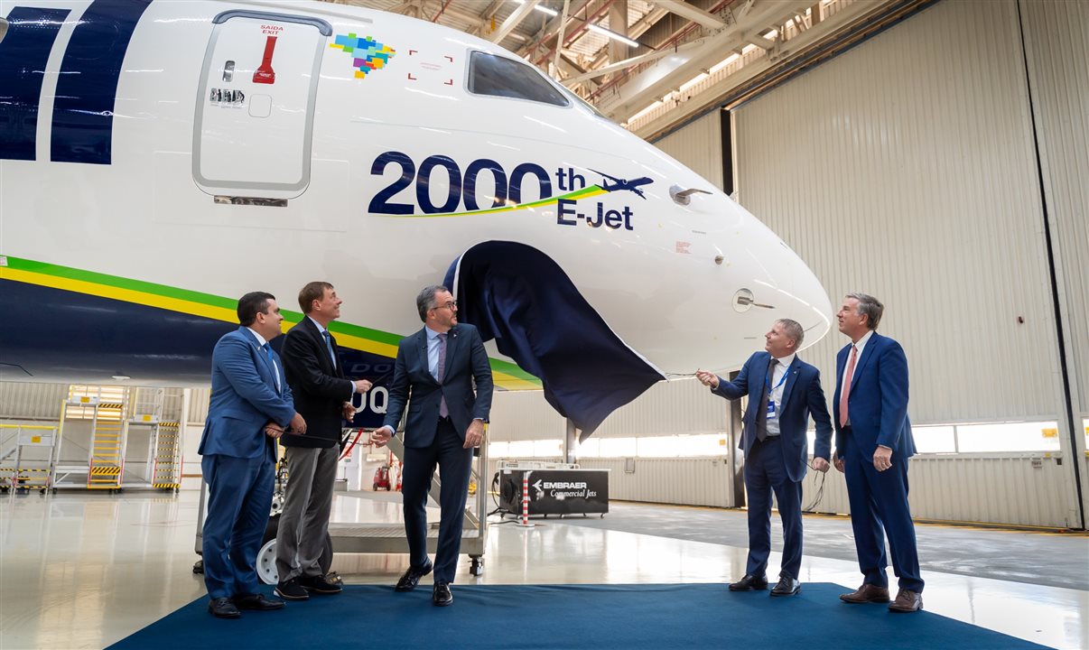 Líderes de Azul Linhas Aéreas e Embraer comemoram as 50 aeronaves E195-E2 da parceria e 2.000º E-Jet produzido