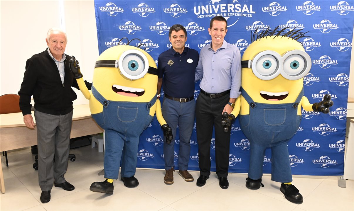 Afonso Louro e Flávio Louro, da EHTL, com Renato Gonçalves e Minions, da Universal