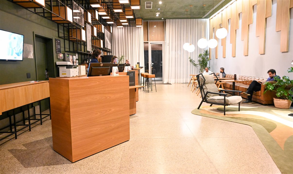 O lobby e recepção do novo hotel da Accor na capital paulista tem um bar e uma área de convivência