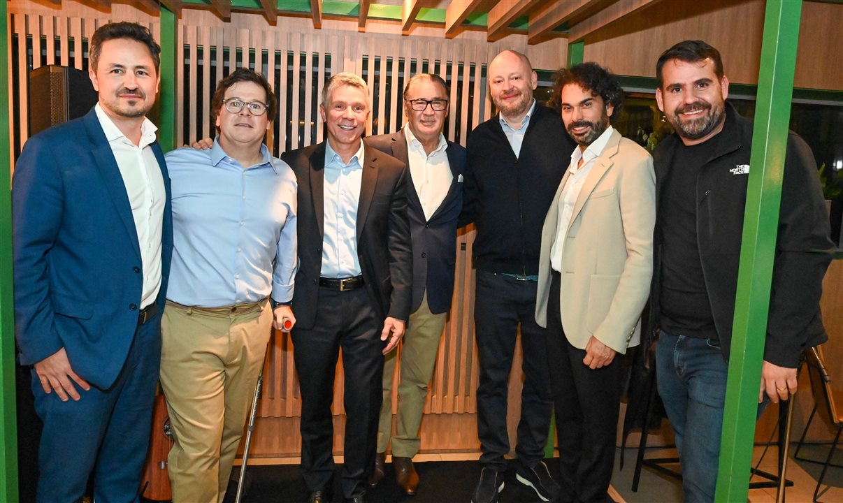 Matheus Cunha, gerente geral do Grand Mercure São Paulo Pinheiros, Maurício Sales, executivo da CVPAR, Beto Caputo, CEO da Atrio, Olivier Hick, COO da Accor, Abel Castro, VP Sênior de Desenvolvimento na Accor, Cláudio Vale, CEO do Grupo CVPAR, e João Cazeiro, diretor de desenvolvimento de novos negócios da Atrio