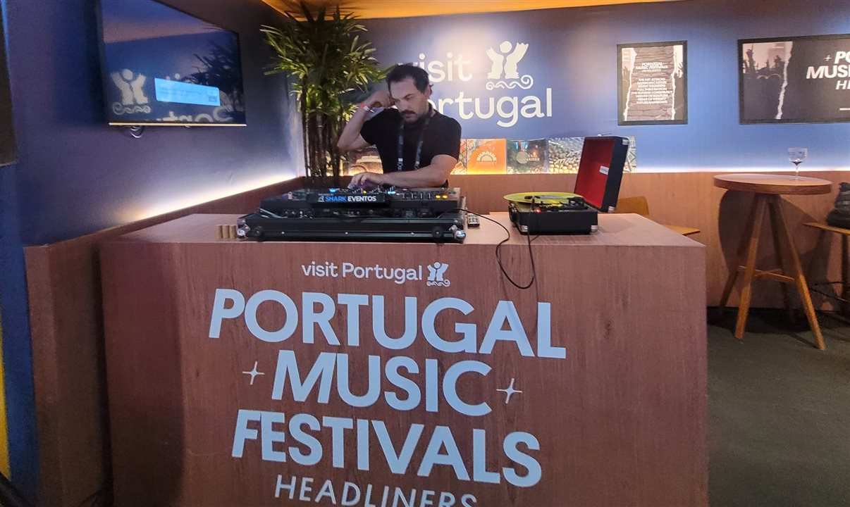 DJ no estande do Visit Portugal leva aos visitantes os sons do país