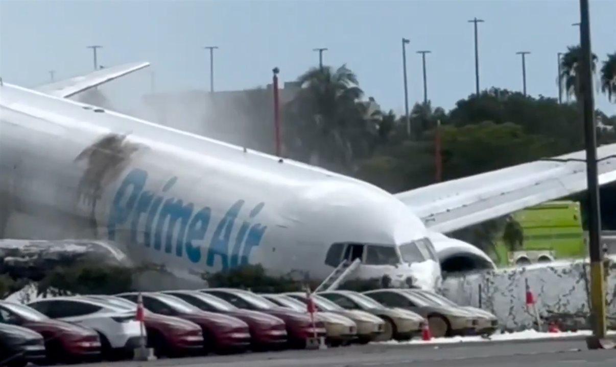Boeing 767, que havia chegado de San Juan, em Porto Rico, por volta das 14h, ultrapassou a pista durante o pouso, atingiu veículos e acabou parando próximo a uma via