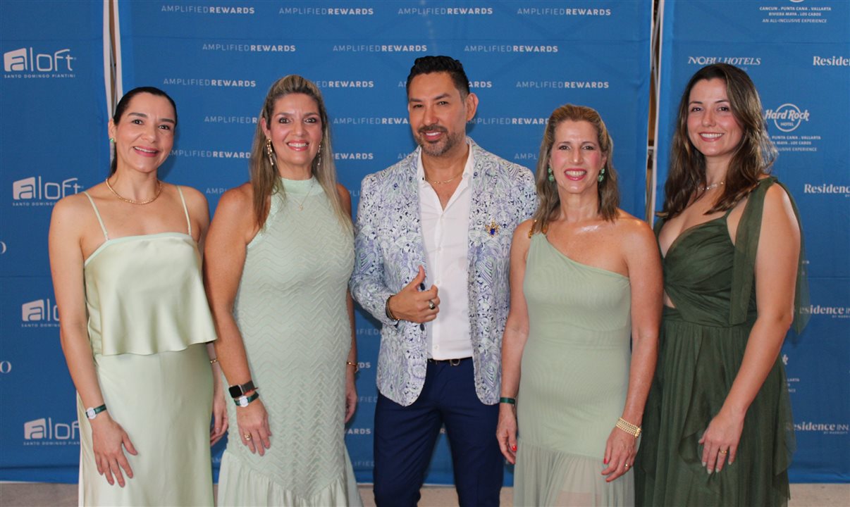 Leonel Reyes entre Glaucia Barbosa, Carla Cecchele, Luciana Nasser e Jéssica Bueno, da PAM Hotels