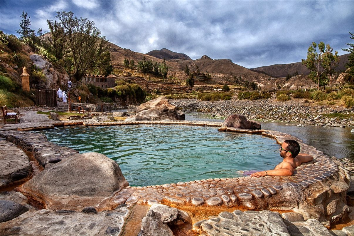 A experiência se completa com hotéis de luxo, spas e banhos termais, espaços projetados para o descanso, o bem-estar e a renovação em meio a um ambiente natural privilegiado