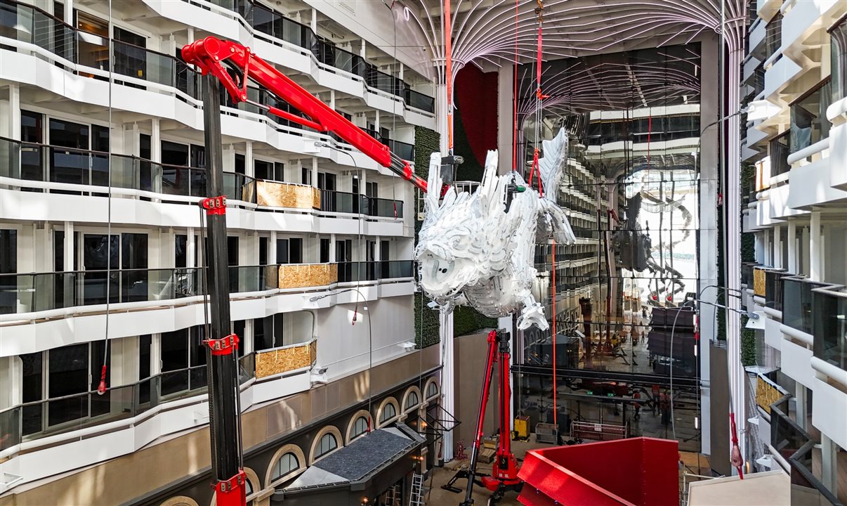Escultura de dragão em aço inoxidável está suspensa 10 metros acima da World Promenade