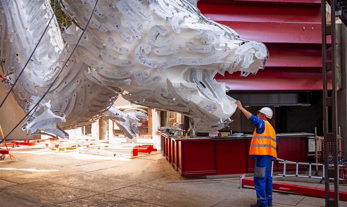 Escultura de dragão, projetada pela Balich Wonder Studio, conta com quase 700 espelhos