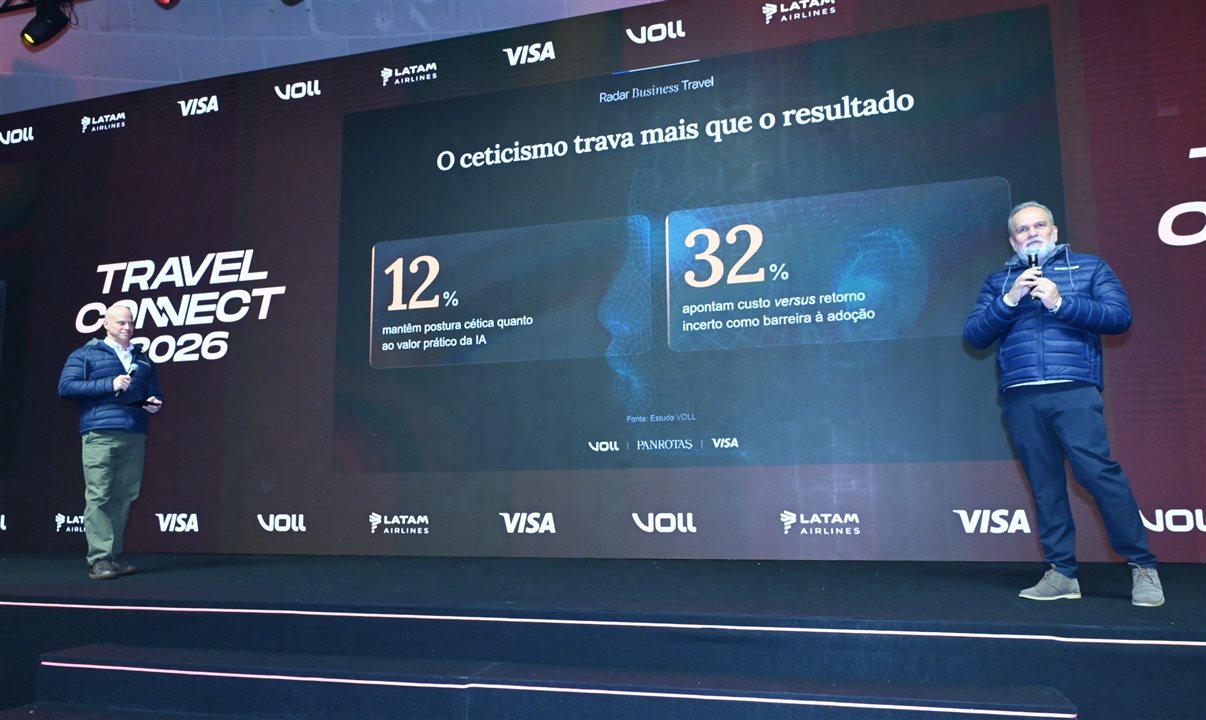 José Guilherme Alcorta e Artur Luiz Andrade, da PANROTAS, no palco do Travel Connect 2026