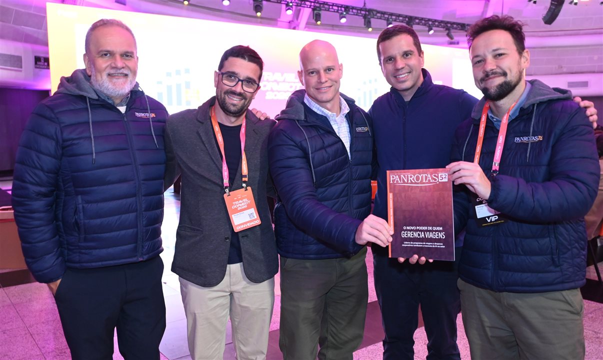 Luciano Brandão, da VOLL, com Artur Luiz Andrade, Renato Sousa, José Guilherme Alcorta e Rodrigo Vieira, da PANROTAS, com exemplar da Revista PANROTAS especial Travel Connect