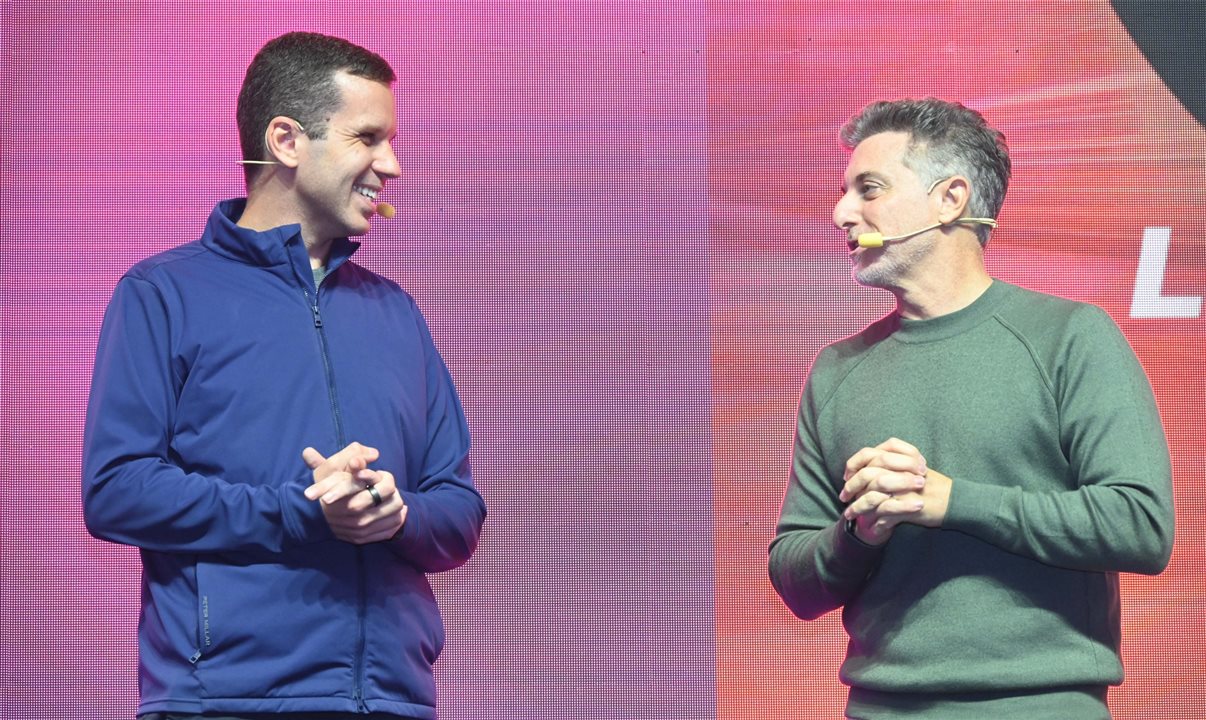 Luciano Brandão, CEO da VOLL, e Luciano Huck, uma das atrações do Travel Connect 2026
