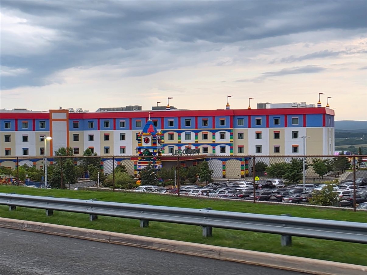 Hotel possui 250 apartamentos distribuídos em quatro temas — Pirates, Kingdom, LEGO Friends e LEGO NINJAGO