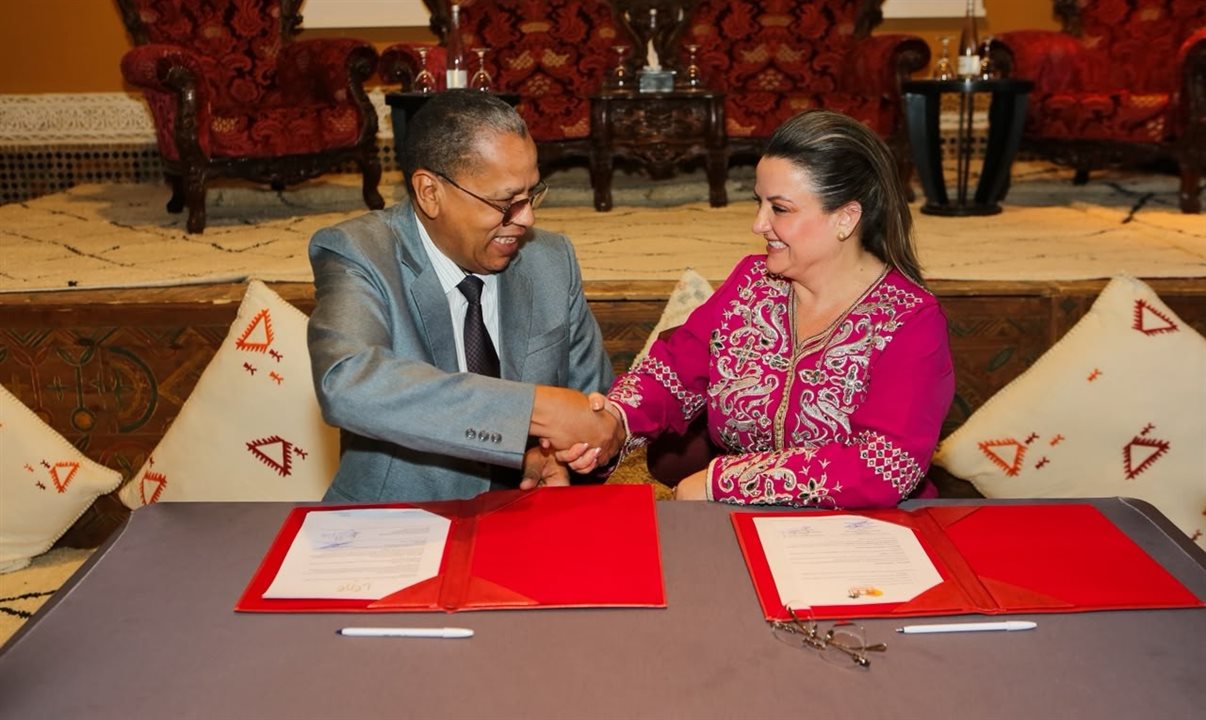 Sadoq Abdedaim, do Turismo de Errachidia (Sudeste do Marrocos), e Janaína Araújo