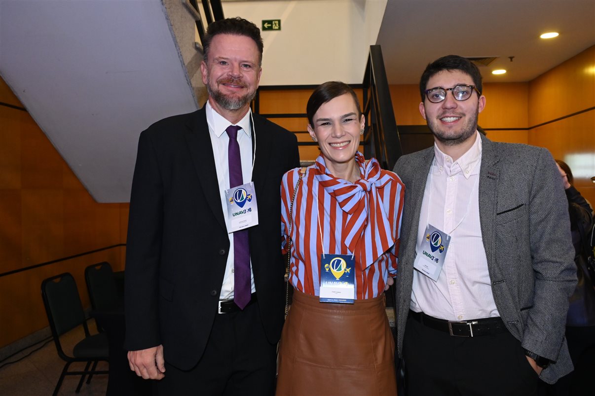 Fanny Lunkes, da Unav, entre Carlos Fleck e Arthur, da CFleck Advocacia