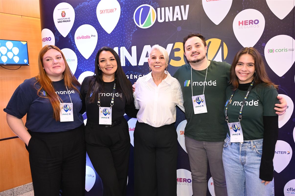 Ines Melo, da Unav, entre Jhenifer Ribeiro, Daniele de Paula, Giovanni Brogin e Malu Zanetti, da Monde