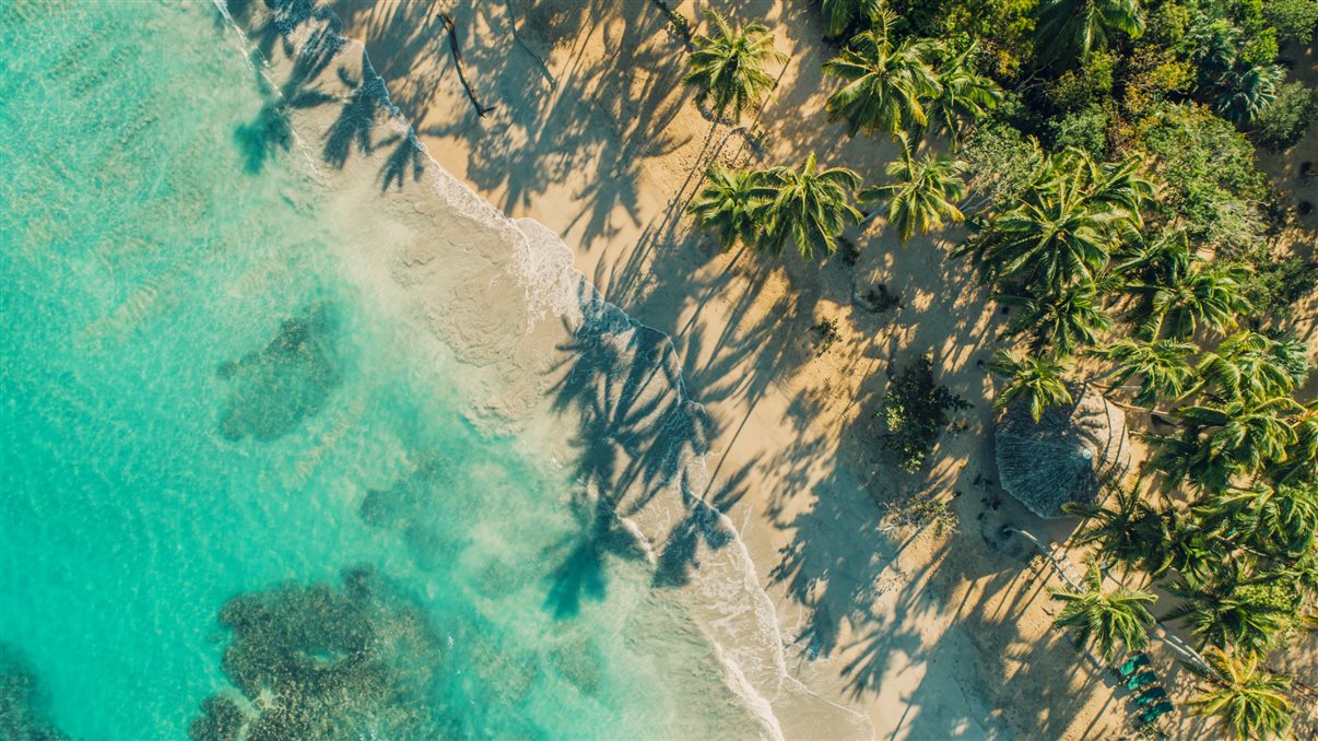 Cercada por praias douradas, coqueirais, montanhas, lagoas e áreas naturais protegidas, Miches oferece ao viajante de hoje algo cada vez mais valioso: espaço, autenticidade e uma conexão mais profunda com o destino