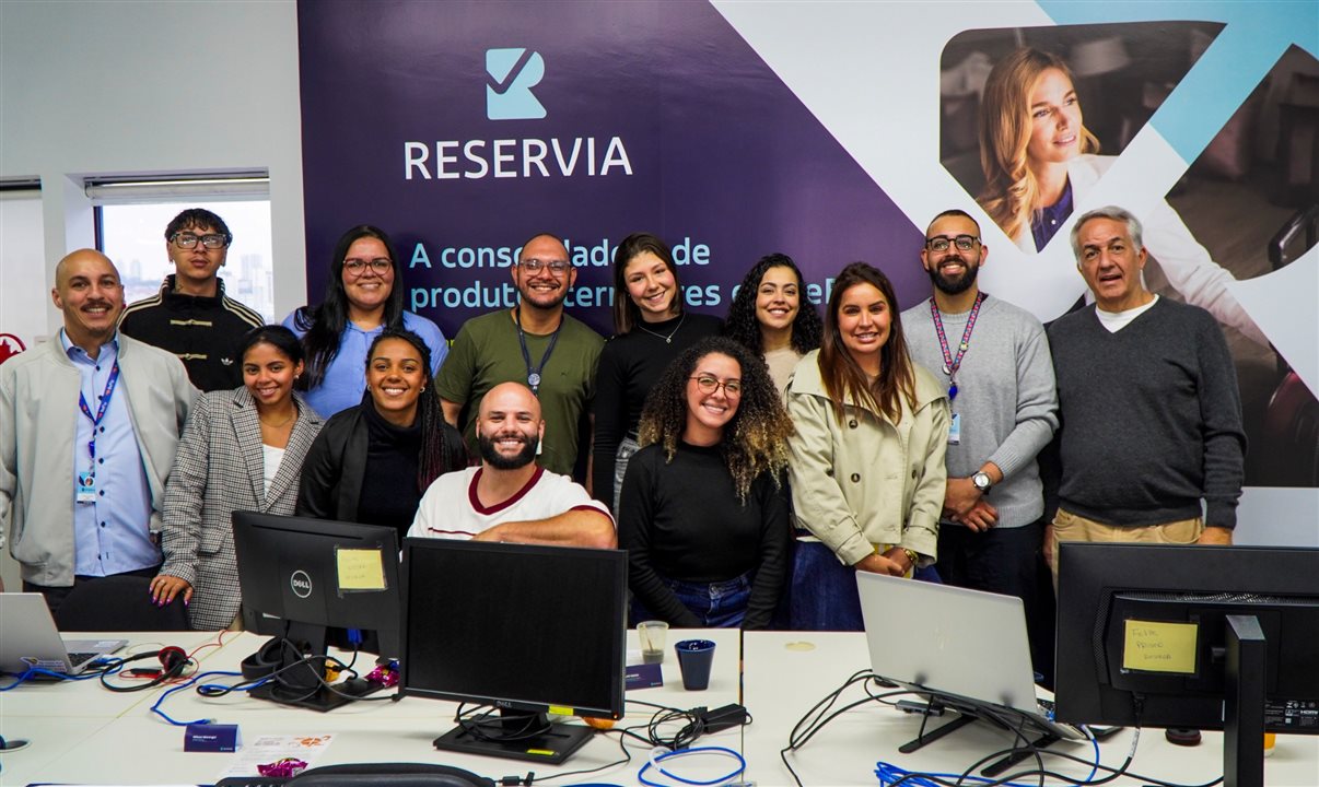 Sylvio Ferraz, vice-presidente da BeFly, com parque da equipe da Reservia